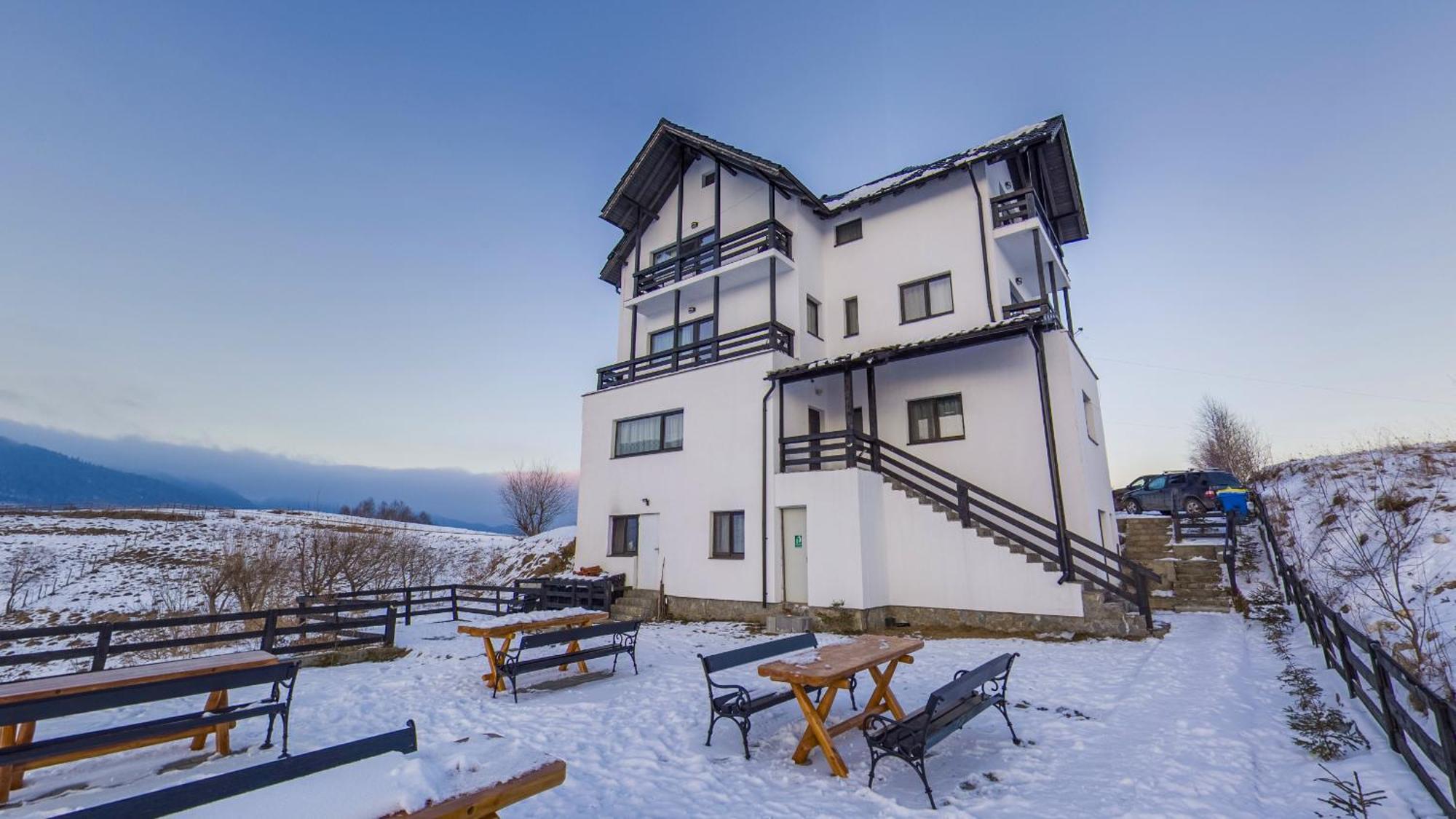 Vila Luca-Hotel Sirnea Exterior photo